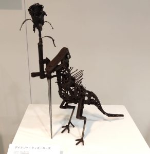 「バラを持つ恐竜」写真